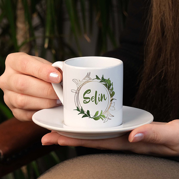 Kadın Arkadaşa Hediye İsme Özel Çiçek Motifli Kahve Fincanı