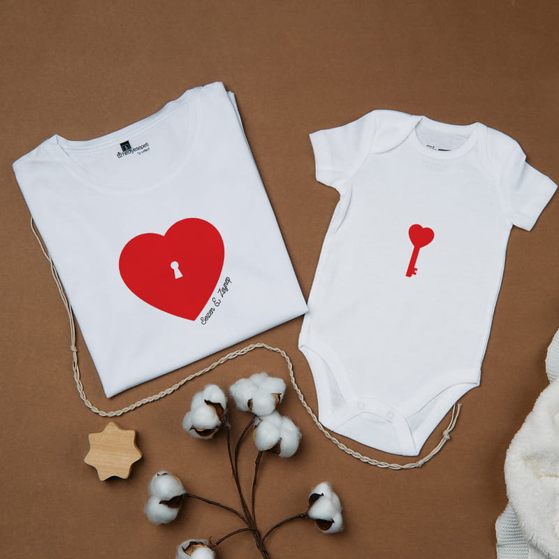 Anneye Hediye İsme Özel Kalp Tasarımlı Tişört ve Bebek Body
